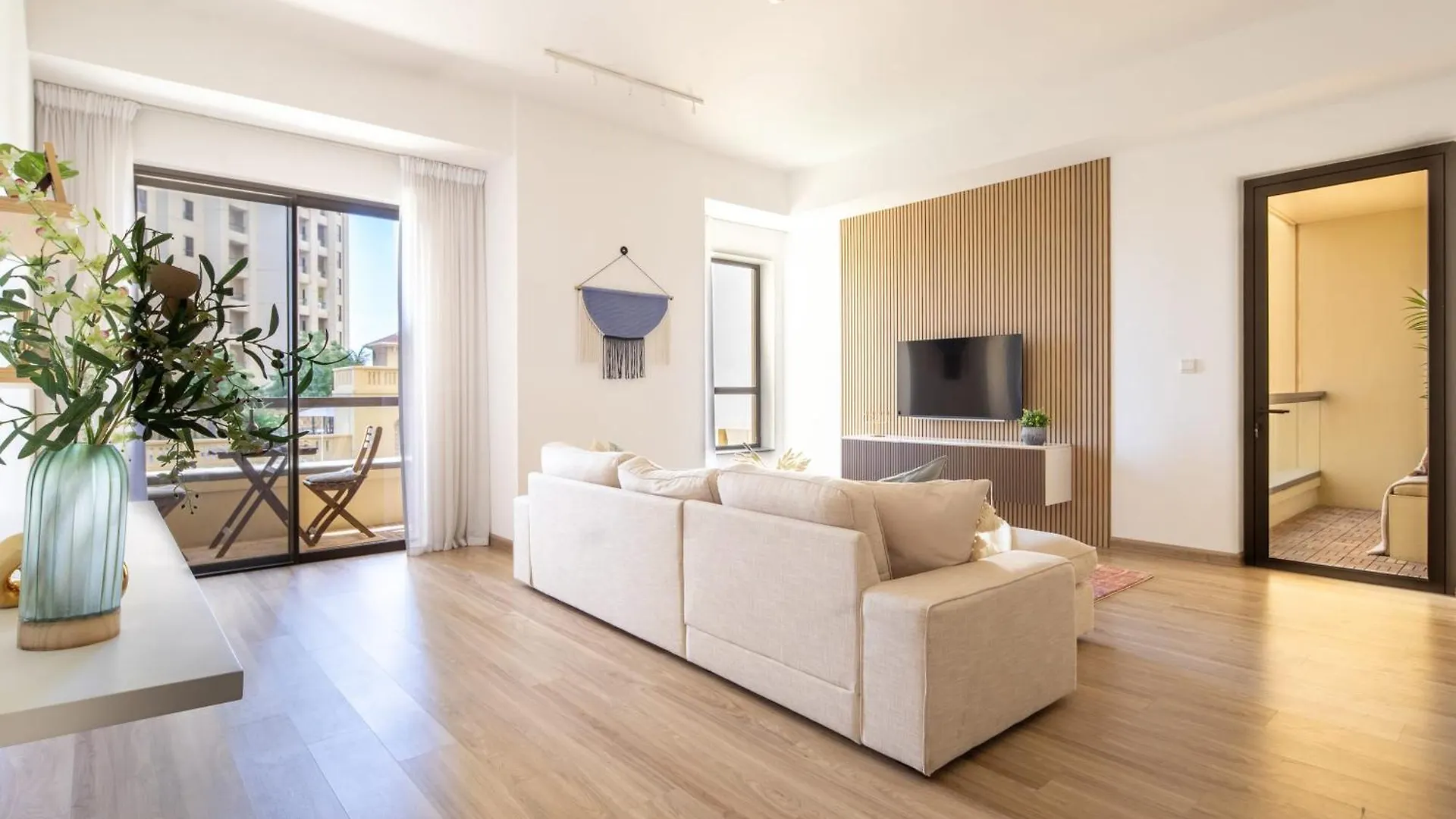 Frank Porter - Rimal 1 Dubai Apartment